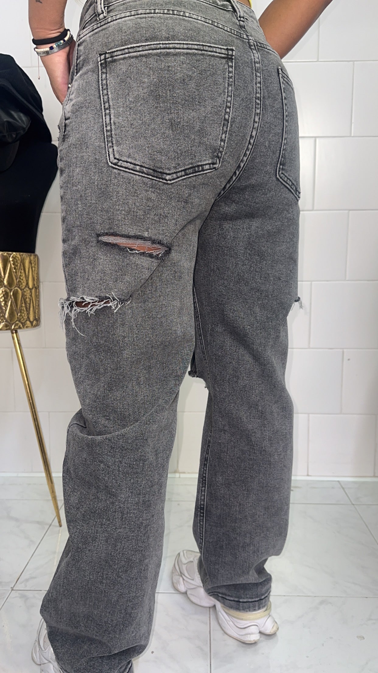 JEANS CON STRAPPO GREZZO
